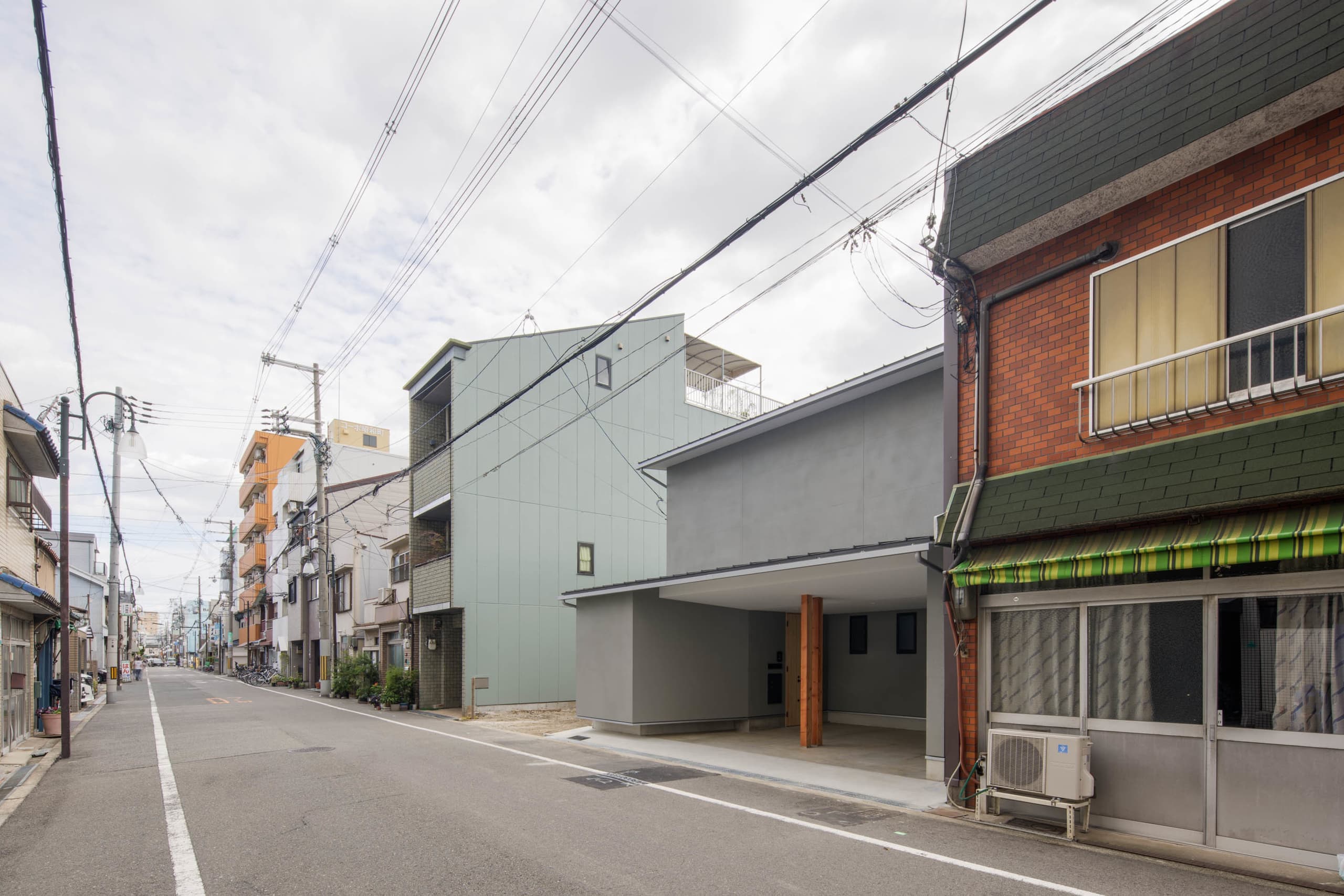 建築家・中平勝が設計した道路面に窓のないシンプルな外観の木造住宅です
