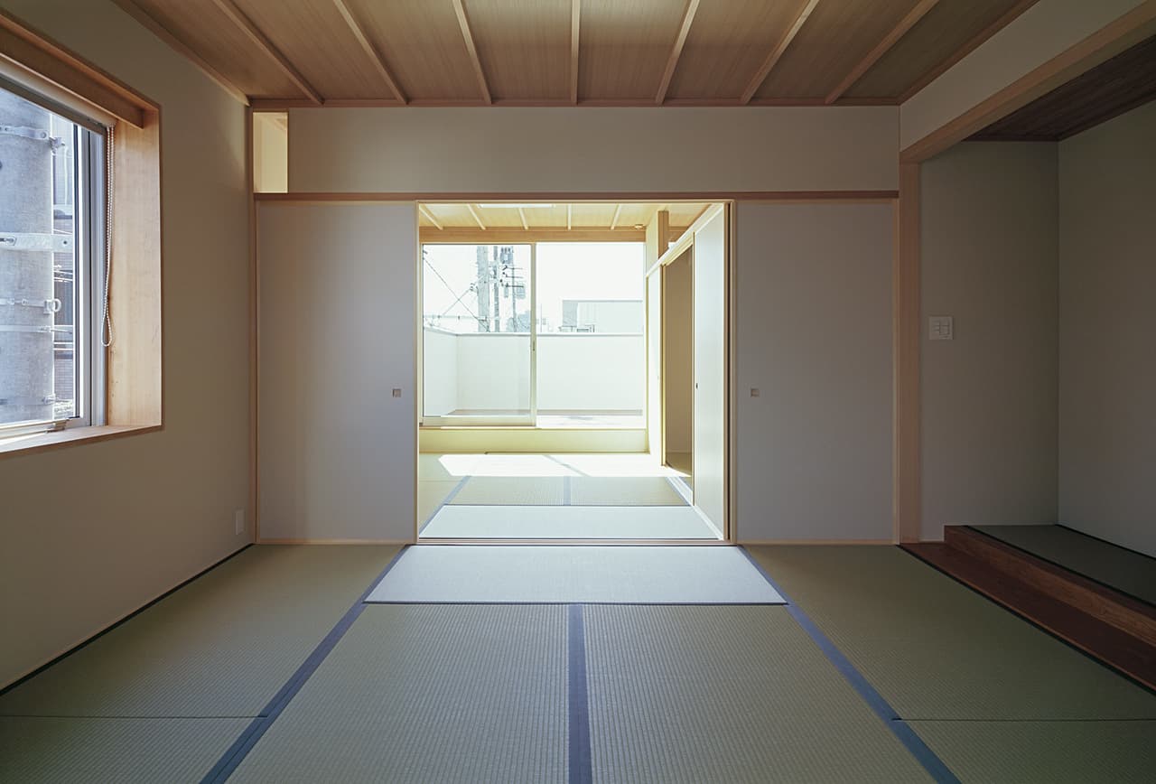 大阪の建築家・中平勝が設計した角地に建つ店舗付き住宅