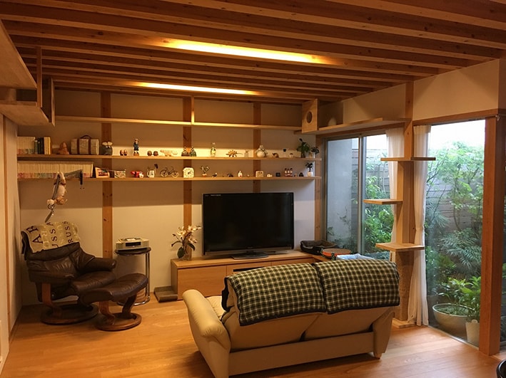大阪の建築家・中平勝が設計した狭い道に面する住宅・キャットウォークのある住宅