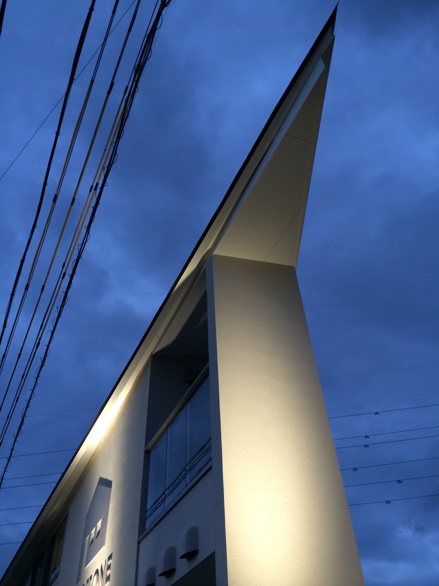 建築家・中平勝が変形角地に建つ本社社屋とショールーム