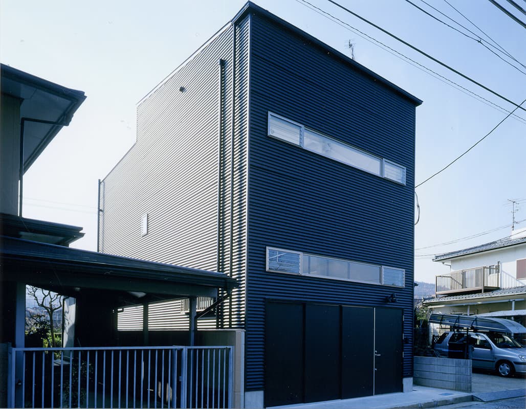 大阪の建築家・中平勝設計のペット対応鉄骨3階建て住宅