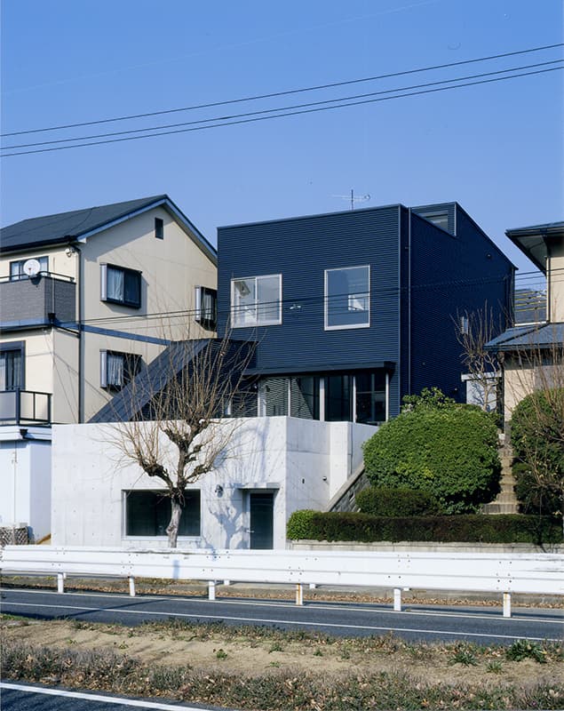大阪の建築家・中平勝設計のペット対応鉄骨3階建て住宅