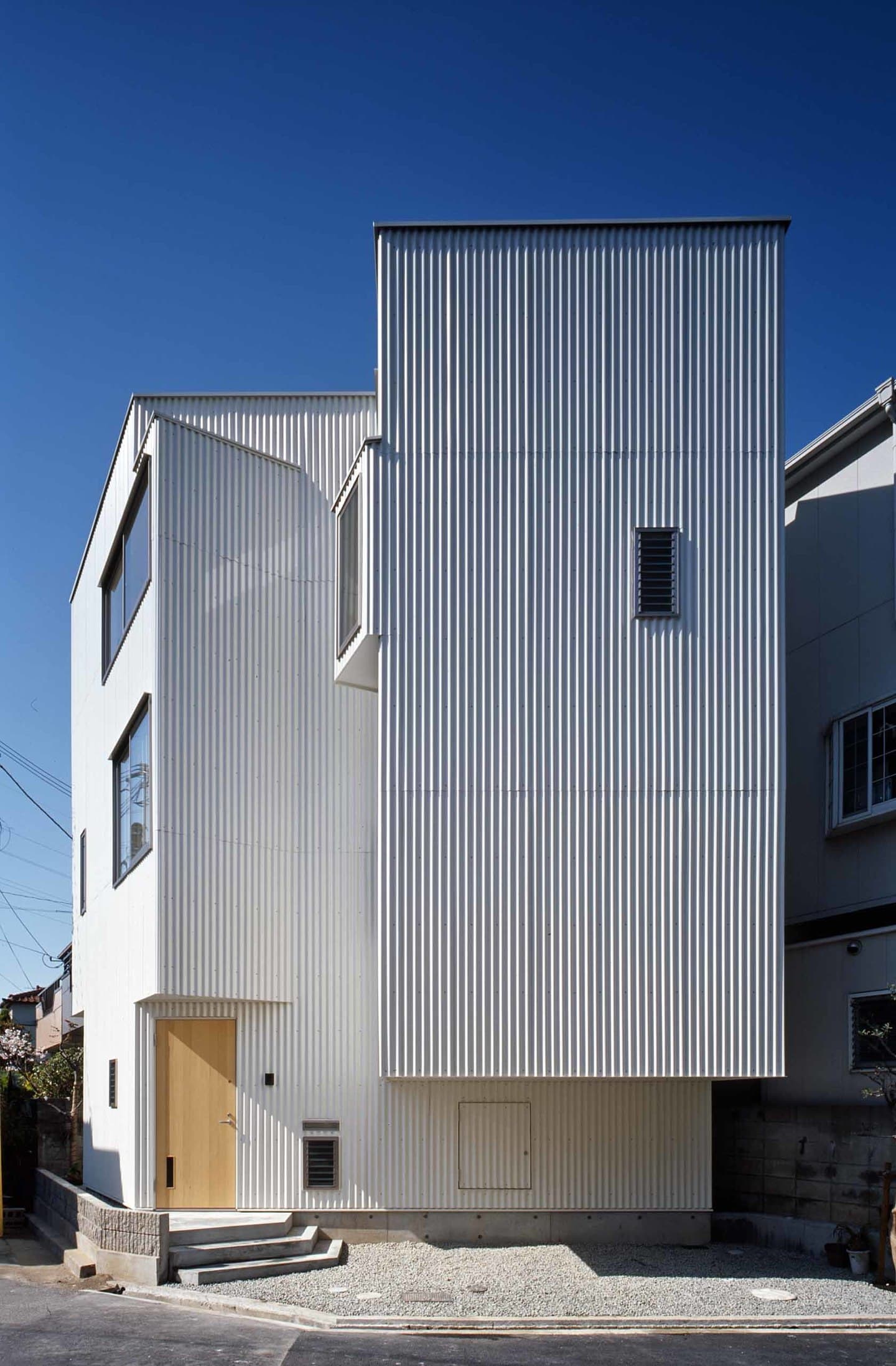 大阪の建築家・中平勝設計の狭小地に建つ木造3階建ての2世帯住宅/ガレージスペースを見る