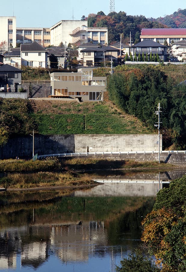 大阪の建築家・中平勝が設計した和歌山市に建つ木造住宅/斜面地の上に建っています