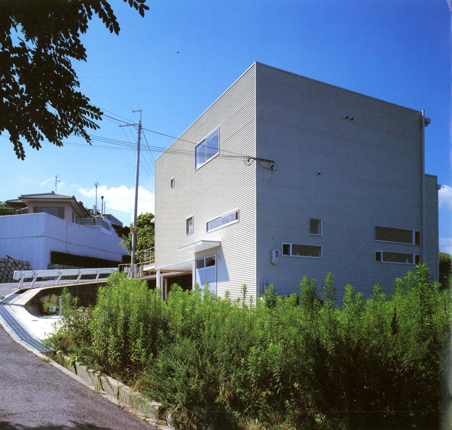 大阪の建築家・中平勝が設計した鉄鋼造3階建てのアトリエ付住宅
