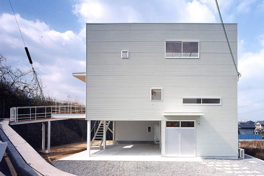 大阪の建築家・中平勝が設計した鉄鋼造3階建てのアトリエ付住宅