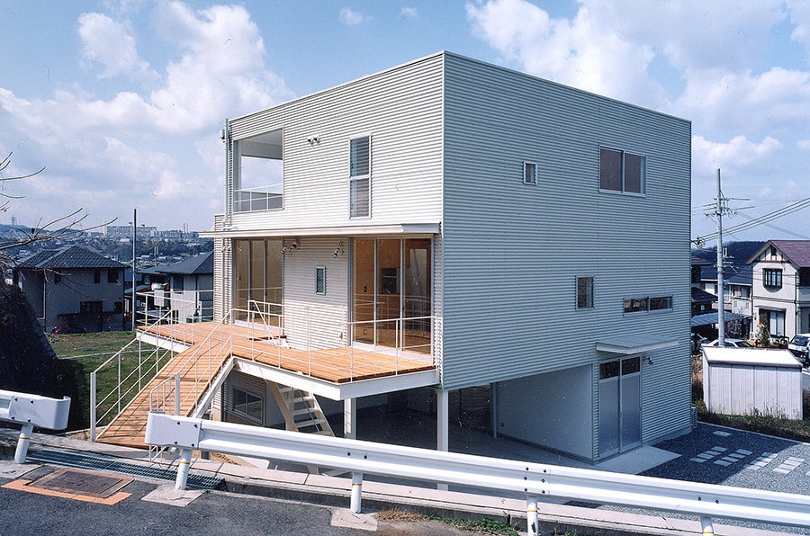 大阪の建築家・中平勝が設計した鉄鋼造3階建てのアトリエ付住宅