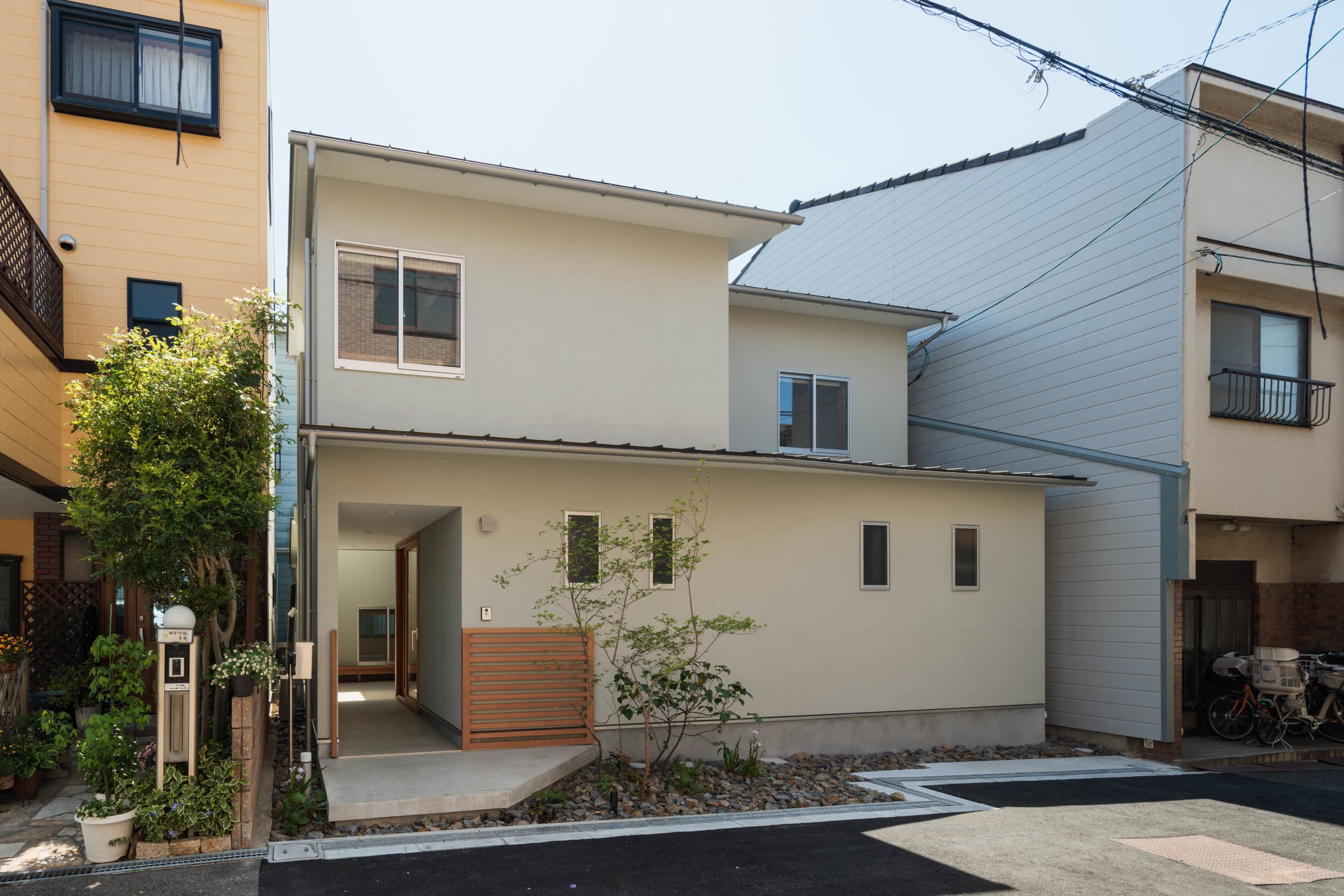 建築家・中平勝が設計した住宅密集地で長屋を建て替えた庭のある木造住宅です